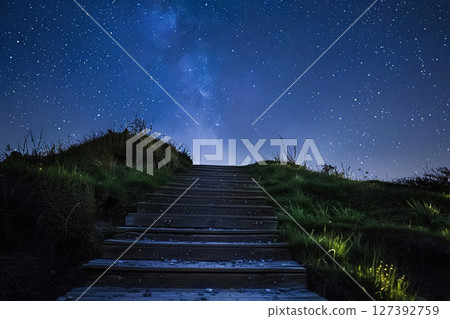 Stairs leading to the starry sky 127392759