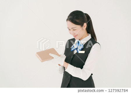 一位戴著手套的女士正在評估品牌產品 一位戴著手套的女士正在評估品牌產品 127392784