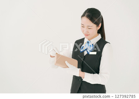 一位戴著手套的女士正在評估品牌產品 一位戴著手套的女士正在評估品牌產品 127392785