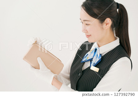 一位戴著手套的女士正在評估品牌產品 一位戴著手套的女士正在評估品牌產品 127392790