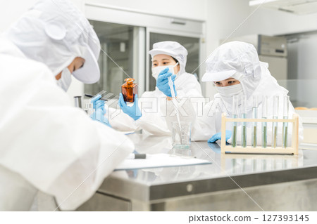 製藥廠或製藥公司穿著潔淨服研發藥物的工作人員 127393145