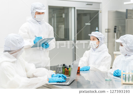 製藥廠或製藥公司穿著潔淨服研發藥物的工作人員 製藥廠或製藥公司穿著潔淨服研發藥物的工作人員 127393193