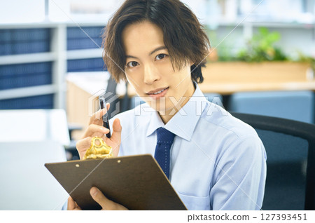 做書桌工作的年輕商人 127393451