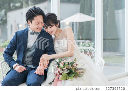 新娘和新郎在婚禮大廳進行前期拍攝和拍攝婚禮（新娘婚禮） 127393520