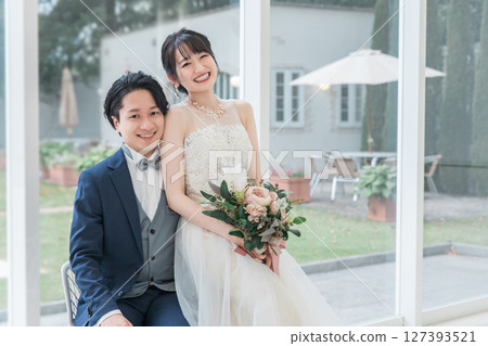 新娘和新郎在婚禮大廳進行前期拍攝和拍攝婚禮（新娘婚禮） 127393521