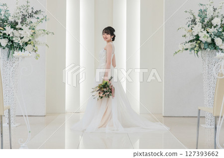 Bride / bride woman with a bouquet at the wedding hall (camera gaze) Bride / bride woman with a bouquet at the wedding hall (camera gaze) 127393662