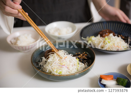 這是我準備雙人餐的手部特寫。今天的餐點是日式漢堡牛排。 這是我準備雙人餐的手部特寫。今天的餐點是日式漢堡牛排。 127393876