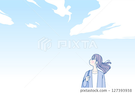 藍天下側站立的年輕女子 127393938