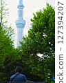 天空樹和男人 127394207