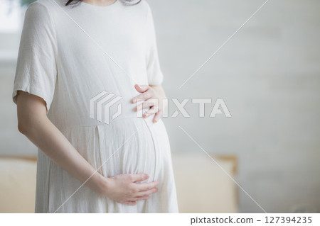 客廳裡的孕婦 127394235