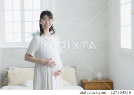 客廳裡的孕婦 客廳裡的孕婦 127394239