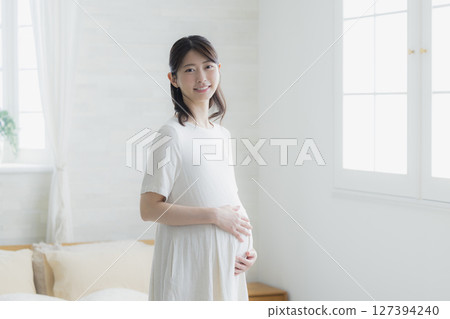 客廳裡的孕婦 客廳裡的孕婦 127394240