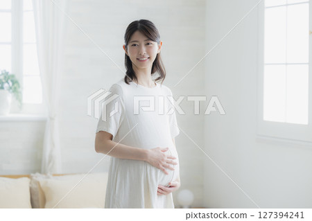 客廳裡的孕婦 客廳裡的孕婦 127394241