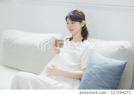 孕婦在房間裡喝飲料 127394271
