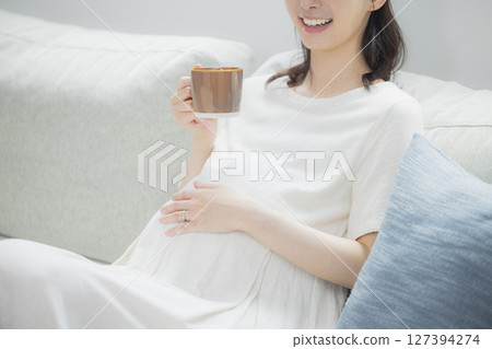 孕婦在房間裡喝飲料 127394274