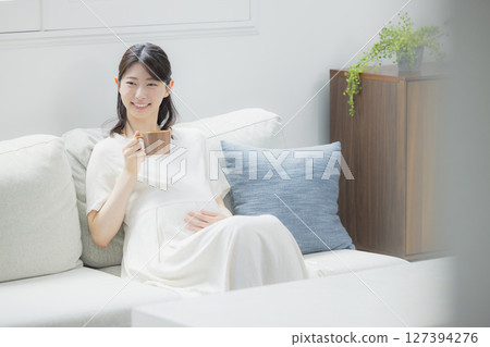 孕婦在房間裡喝飲料 孕婦在房間裡喝飲料 127394276