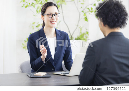 Business woman making a meeting 127394321
