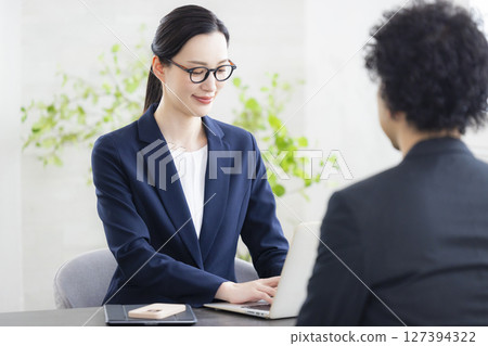 Business woman making a meeting 127394322
