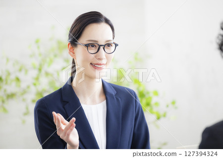Business woman making a meeting Business woman making a meeting 127394324