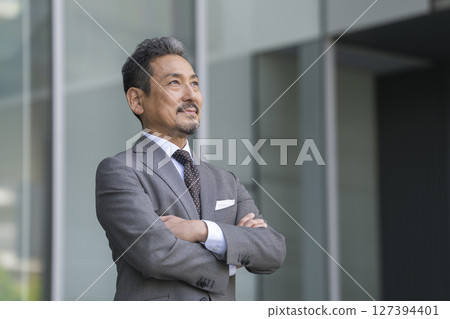 一位 50 多歲的商人雙臂交叉的肖像 一位 50 多歲的商人雙臂交叉的肖像 127394401