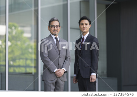 Businessmen in their 40s and 50s Businessmen in their 40s and 50s 127394576