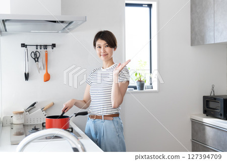 一位女士在廚房做飯時給予建議 127394709