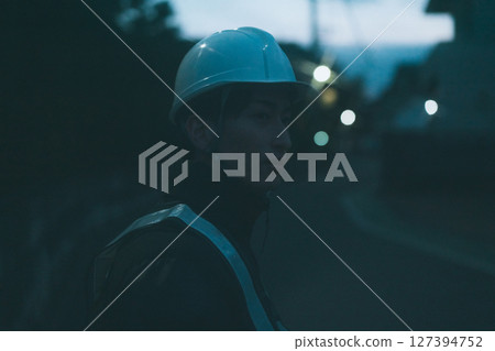 Nighttime field workers 127394752