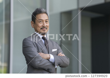 看照相機的資深商人 看照相機的資深商人 127394920