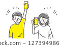 男人和女人用啤酒敬酒的插圖 127394986