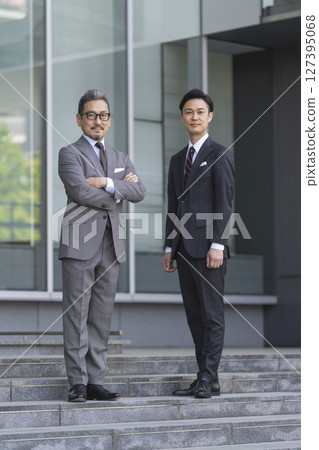 中年到老年商人看著相機，全身肖像 127395068