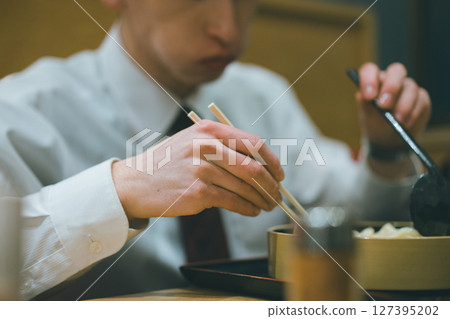 辦公室職員晚上外出用餐 127395202