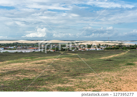 Trail along the coast and beaches from Jericoacoara to Pedra Furada in Ceara State, Brazil. 127395277