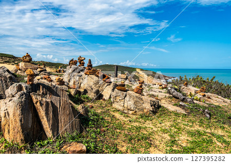 Trail along the coast and beaches from Jericoacoara to Pedra Furada in Ceara State, Brazil. 127395282