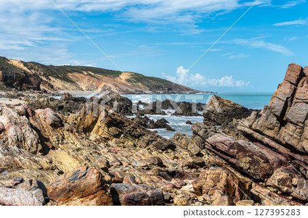 Trail along the coast and beaches from Jericoacoara to Pedra Furada in Ceara State, Brazil. 127395283