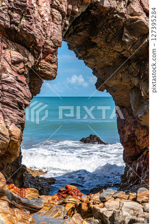 Pedra Furada. Famous touristic attraction on the beach of Jericoacoara, Ceara State, Brazil. 127395284