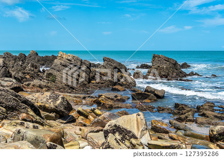 Trail along the coast and beaches from Jericoacoara to Pedra Furada in Ceara State, Brazil. 127395286