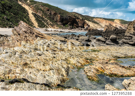 Trail along the coast and beaches from Jericoacoara to Pedra Furada in Ceara State, Brazil. 127395288