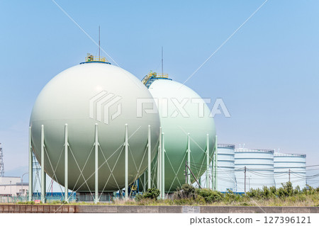 Blue sky and gas tank (energy image) 127396121