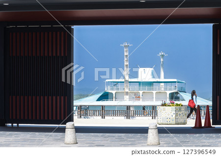 以藍天為背景的海面上漂浮著水族館及其周邊設施的“天草珍珠園＆海洋甜甜圈海底水族館” 127396549
