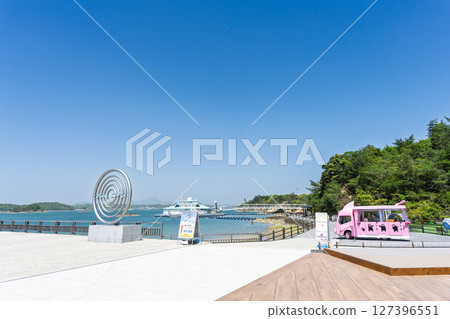 The aquarium and surrounding facilities, floating on the sea with the blue sky as a backdrop, "Amakusa Pearl Garden & Sea Donuts Underwater Aquarium" The aquarium and surrounding facilities, floating on the sea with the blue sky as a backdrop, "Amakusa Pearl Garden & Sea Donuts Underwater Aquarium" 127396551