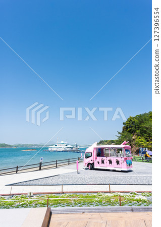 The aquarium and surrounding facilities, floating on the sea with the blue sky as a backdrop, "Amakusa Pearl Garden & Sea Donuts Underwater Aquarium" 127396554