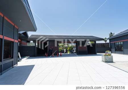 天草珍珠園及海中館Sea Donuts店面在藍天映襯下格外醒目 127396556