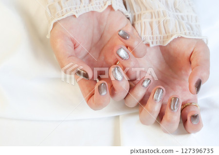 Women's hands 127396735