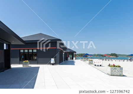 天草珍珠園及海中館Sea Donuts店面在藍天映襯下格外醒目 127396742