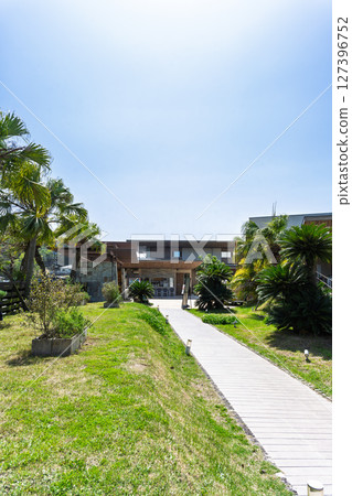 天草珍珠園及海中館Sea Donuts店面在藍天映襯下格外醒目 127396752