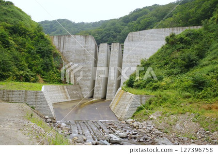 防災基礎設施：在山區興建大型防沙壩 127396758