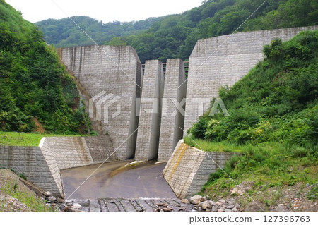 防災基礎設施：在山區興建大型防沙壩 127396763