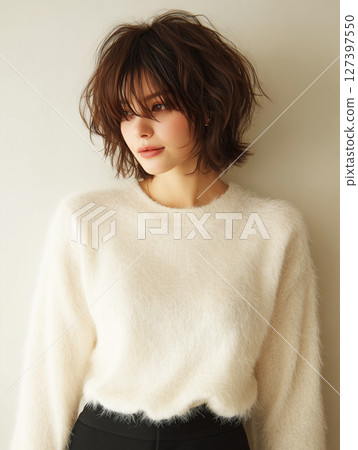 身穿白色針織衫與中等狼毛的女子肖像 | 融合柔美與精緻的秋冬時尚形象 身穿白色針織衫與中等狼毛的女子肖像 | 融合柔美與精緻的秋冬時尚形象 127397550