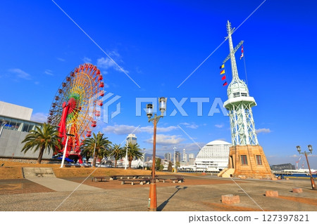 [Hyogo Prefecture] Old Kobe Port Signal Station and mosaic Ferris wheel on a sunny day (Kobe Harborland) 127397821