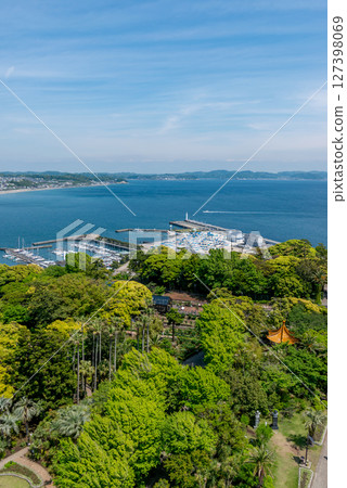 江之島海蠟燭瞭望台、江之島遊艇港、湘南海岸線鳥瞰圖 127398069